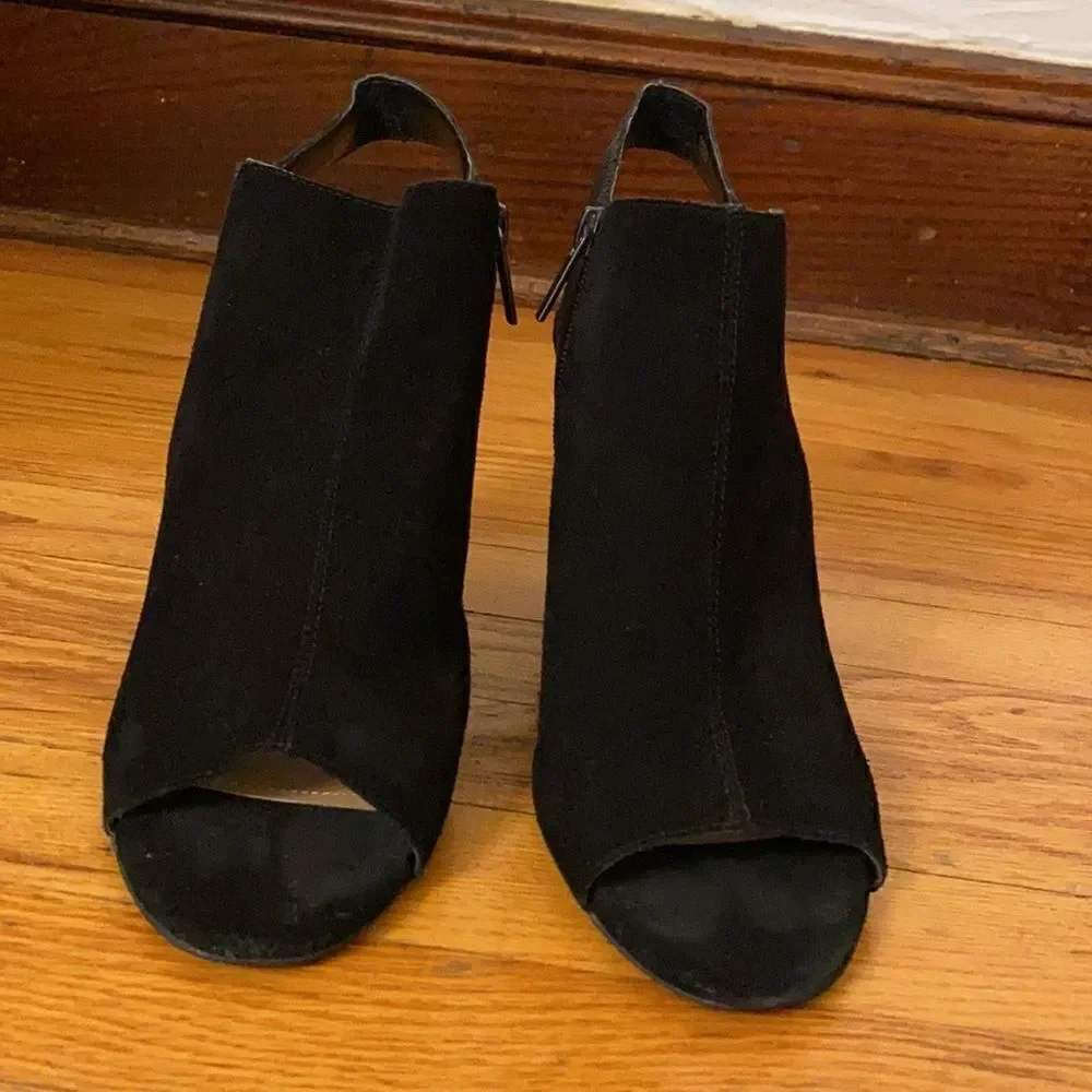 Tahari Mercy Black Suede Bootie Sz. 10‎